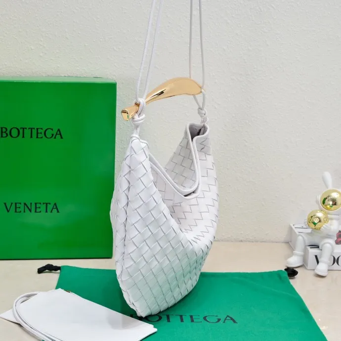 Original leather, batch 2060, the old-money style BV Sardine large size has been shipped🔥 Nowadays, many fashionable, rich and tasteful Jimei people are carrying the same bag invariably. It’s Bottega Veneta Sardine! Because this BV Sardine bag is so beautiful and high-end! The arc-shaped intrecciato woven bag body, paired with metal sardine handles, looks like a work of art, allowing people to ponder and appreciate it. Currently Sardine has launched three sizes for everyone to choose from. This is the largest size🉑️hand-held🉑️armpit🉑️single shoulder🉑️crossbody. It is a very high-quality and relatively niche treasure model. It will be very special when you carry it when you go out. It allows you to have the freedom of carrying a bag. Sisters go crazy. Style number: 7468-1# Size: 39*31*12cm